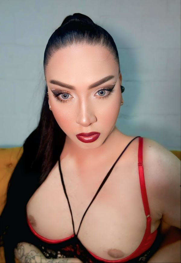 Chica trans guarra versátil cachonda.