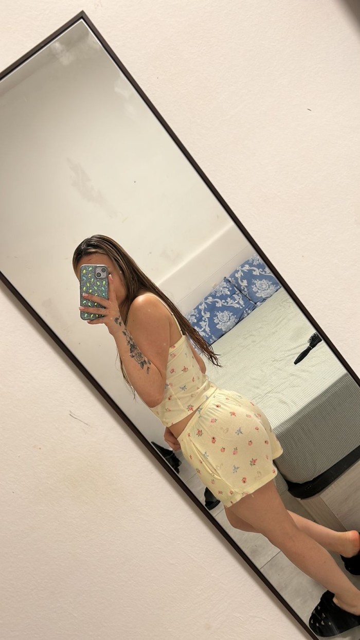 Rubia delgadita morbosa y con ganas de fiesta