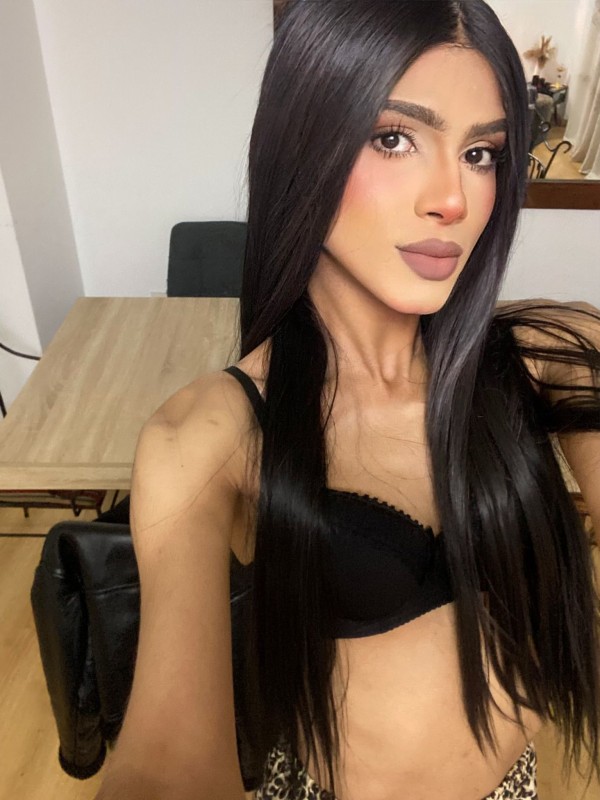 GUAPISIMA KATY TRANS UNICA FEMENINA FUENGIROLA