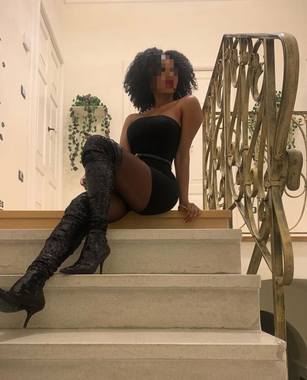 POR PRIMERA VEZ MORENA SENSUAL Y MUY CALIENTE EN LA ISLA