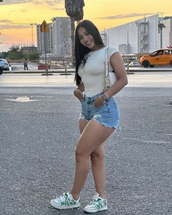 niñata con un hermozo culo respingon
