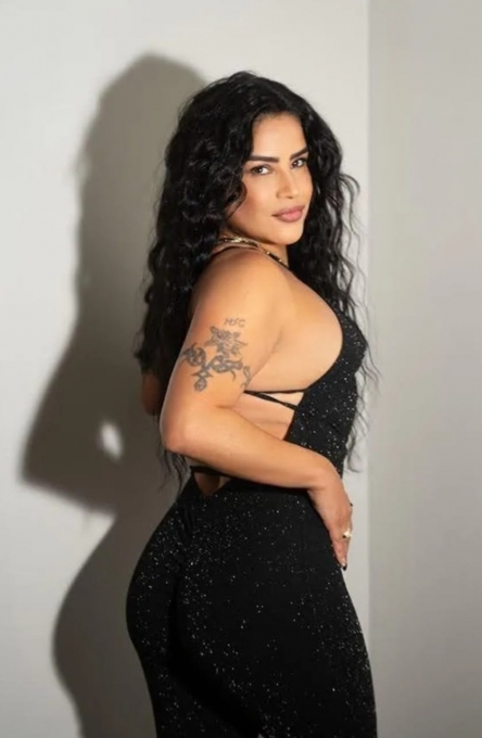 Tu y yo tenemos una cita y tu ropa no está invitad
