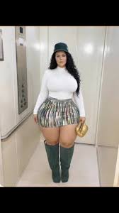 se precisa señora acompañante curvilinea