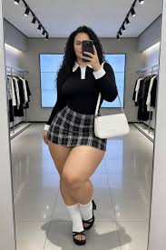 se precisa señora acompañante curvilinea