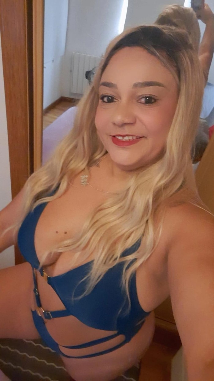 Rubia elegante y guapa