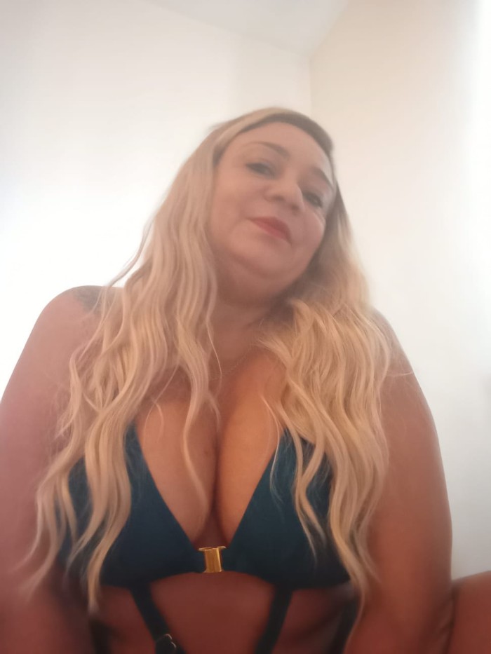 Rubia elegante y guapa