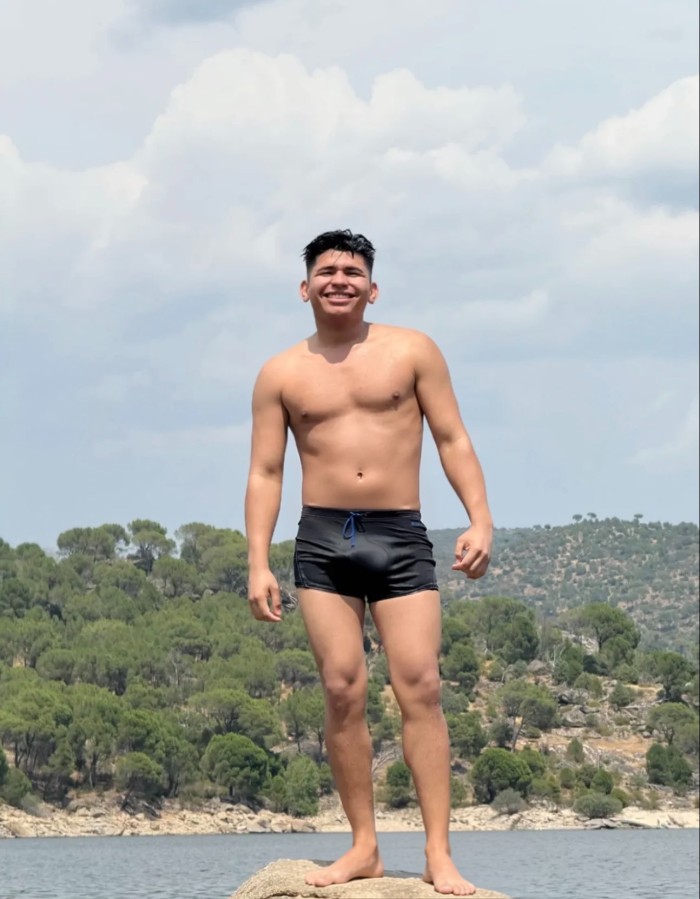 JOVEN IMPLICADO Y DOTADO PARA QUE DISFRUTES DE UN