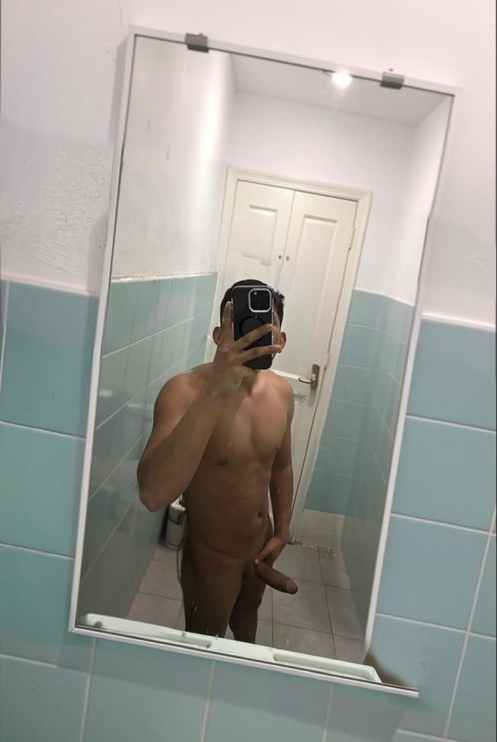 JOVEN IMPLICADO Y DOTADO PARA QUE DISFRUTES DE UN