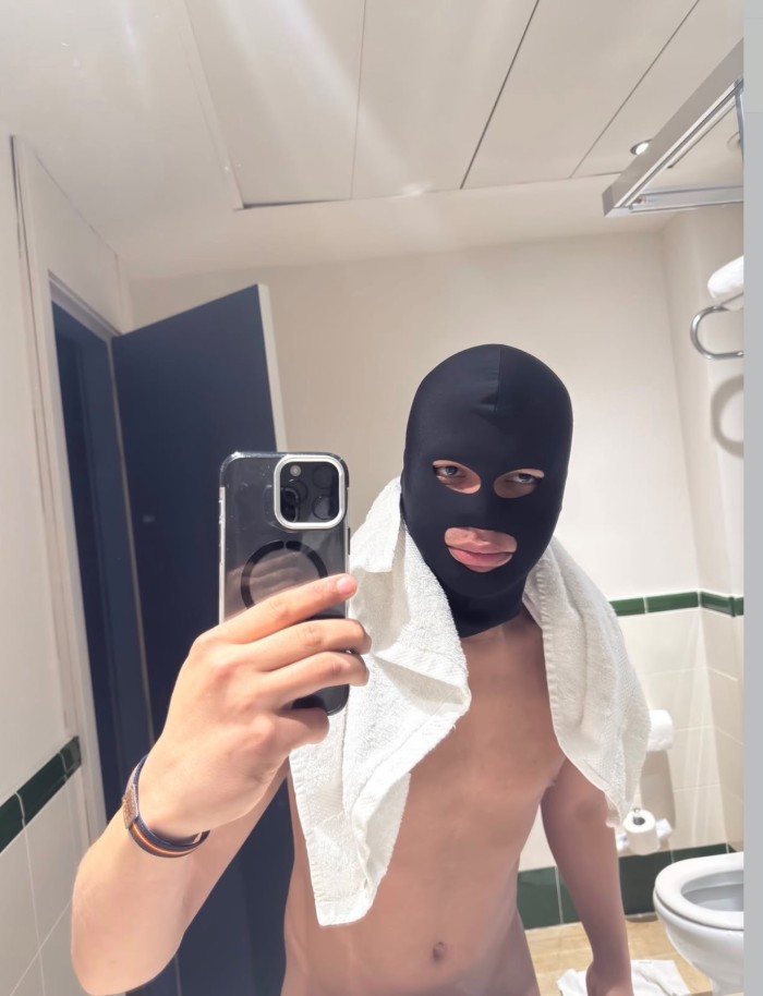 JOVEN IMPLICADO Y DOTADO PARA QUE DISFRUTES DE UN