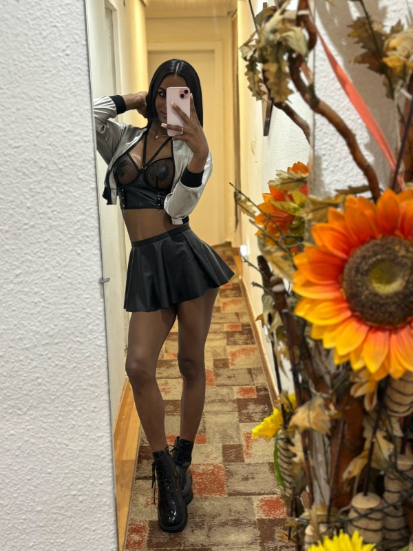 Sofia cuerpo de Diosa y muy cariñosa.