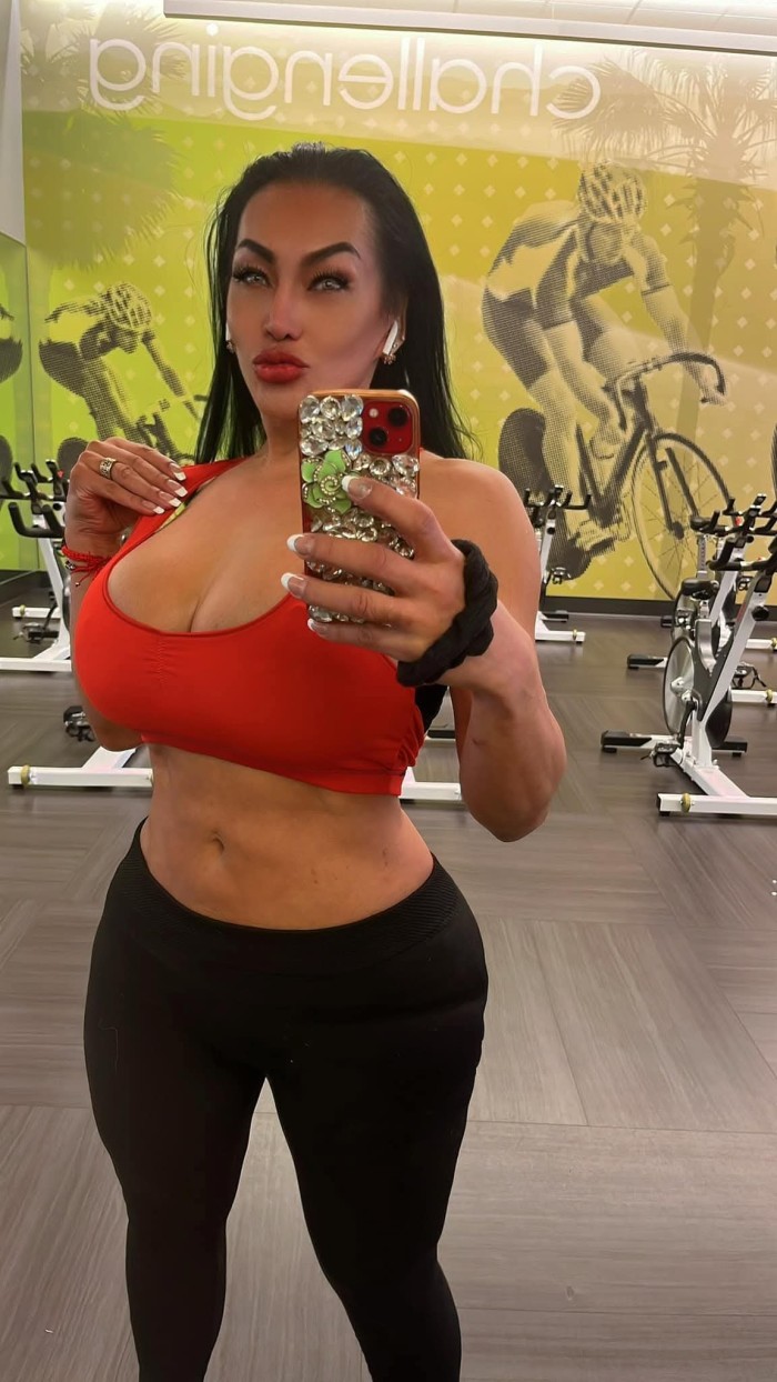 Travesti voluptuosa al natural todo llamame ya