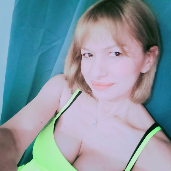 RUBIA MADURITA TRANS, SEXY Y MUY EXTROVERTIDA