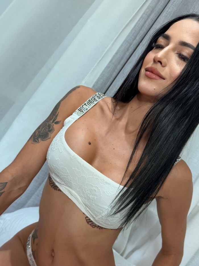 EMILY BELLEZ LATINA VOLCÁN EN ERUPCIÓN