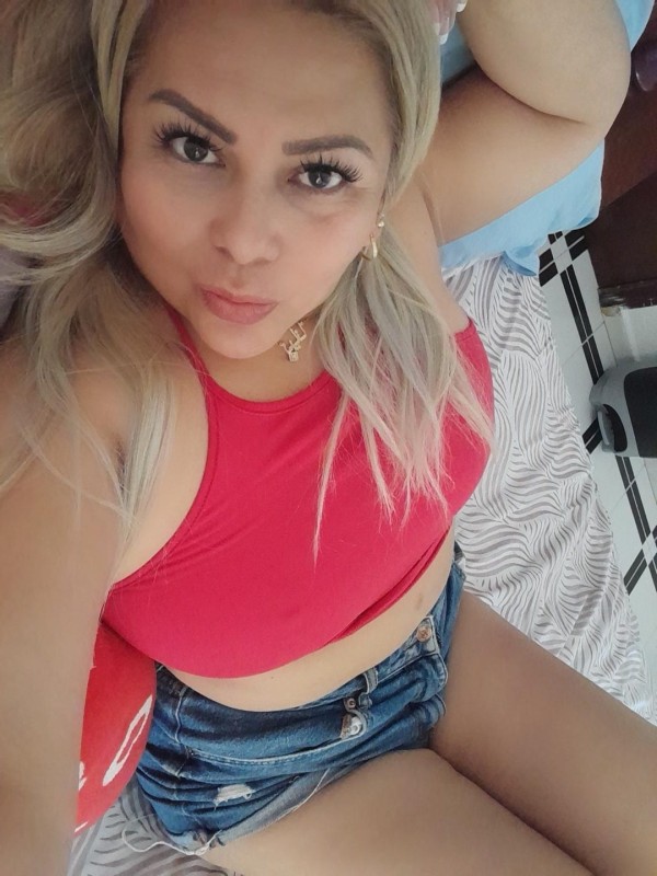 Goloza cañera rubia encantadora espera caliente