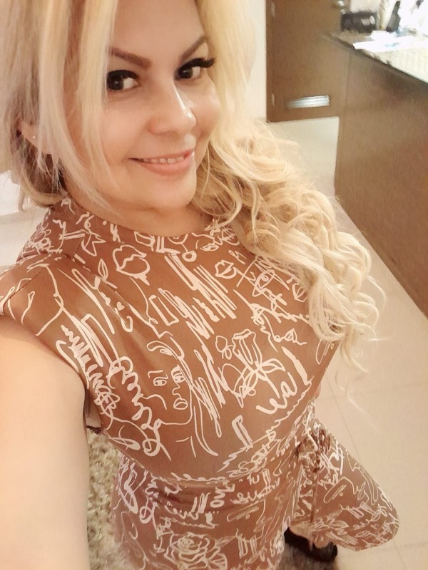 Goloza cañera rubia encantadora espera caliente
