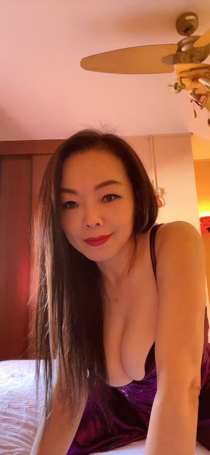 Chica asiática dulce y guapa, muy cerca de ti