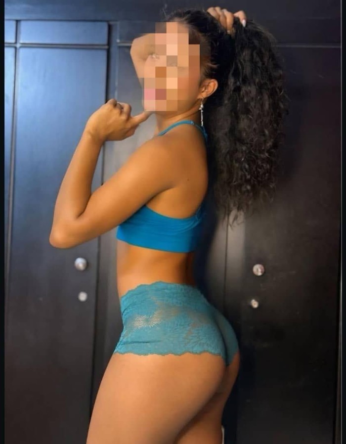 Novedad Morena fiestera con culo respingón