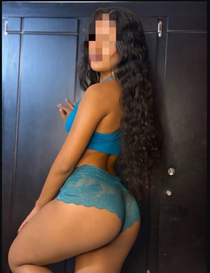 Novedad Morena fiestera con culo respingón