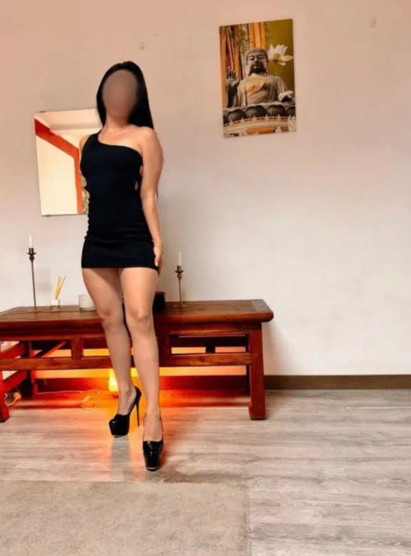 Ángela / Española / Sola sin amigas
