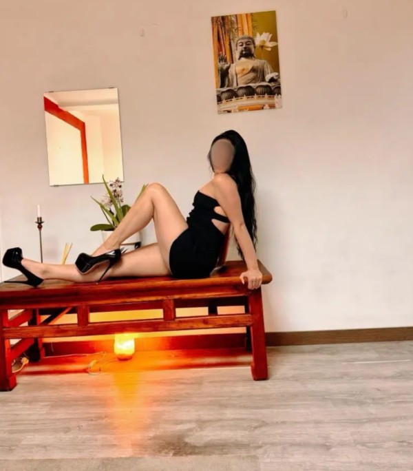 Ángela / Española / Sola sin amigas