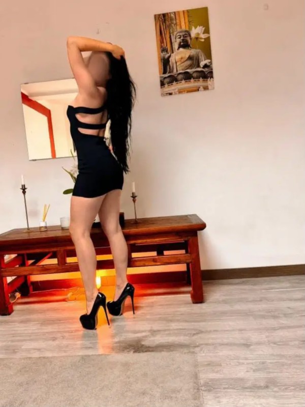 Ángela / Española / Sola sin amigas