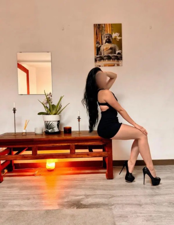 Ángela / Española / Sola sin amigas