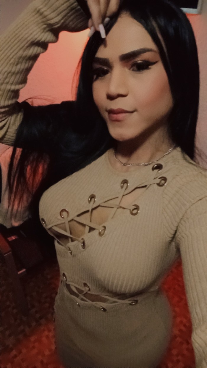Trans muy fenenina para hombres exigentes