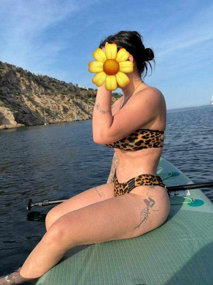 Latina jovencita sensual en Ibiza