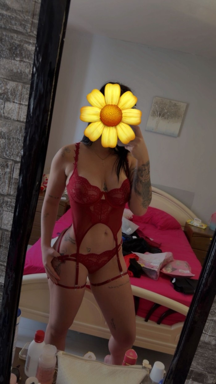 Latina jovencita sensual en Ibiza
