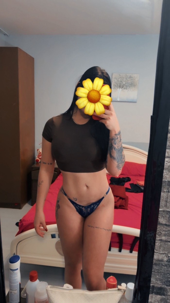 Latina jovencita sensual en Ibiza