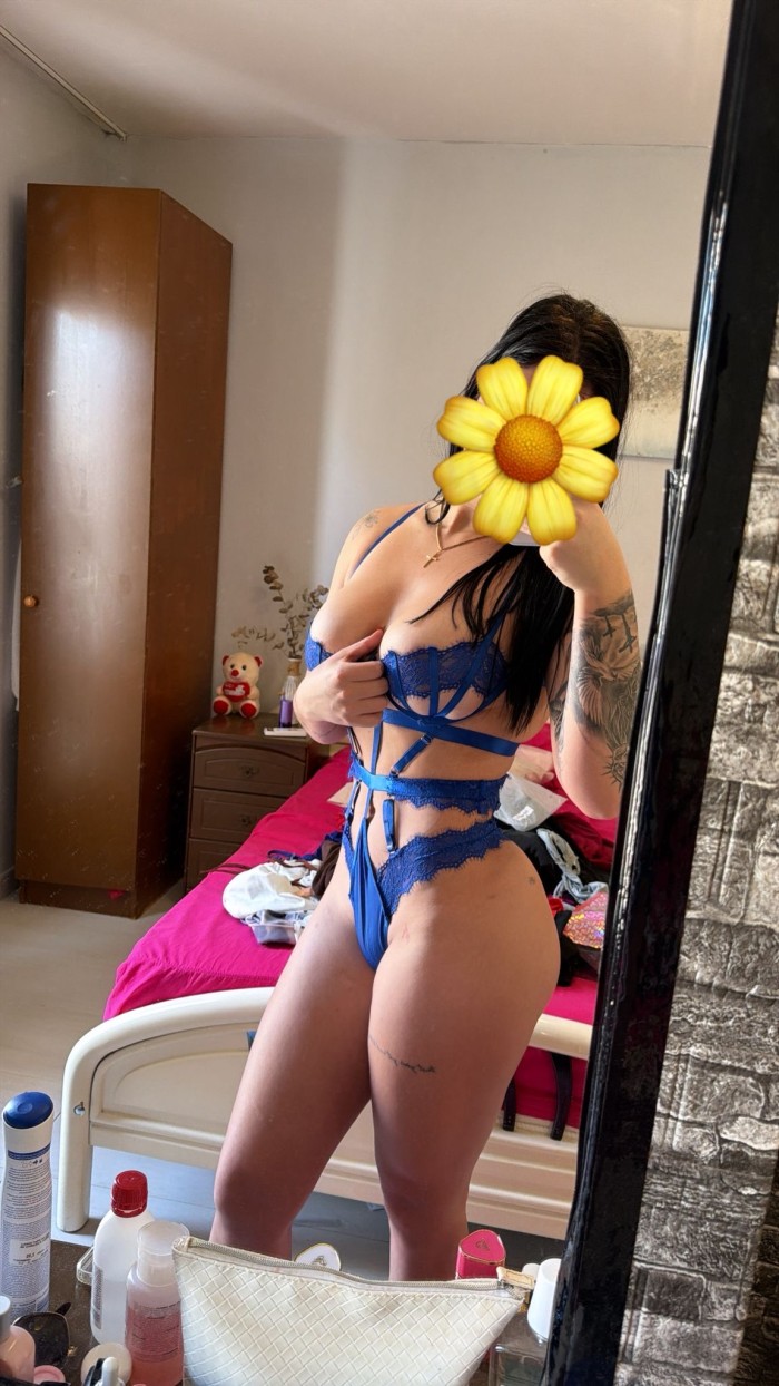 Latina jovencita sensual en Ibiza