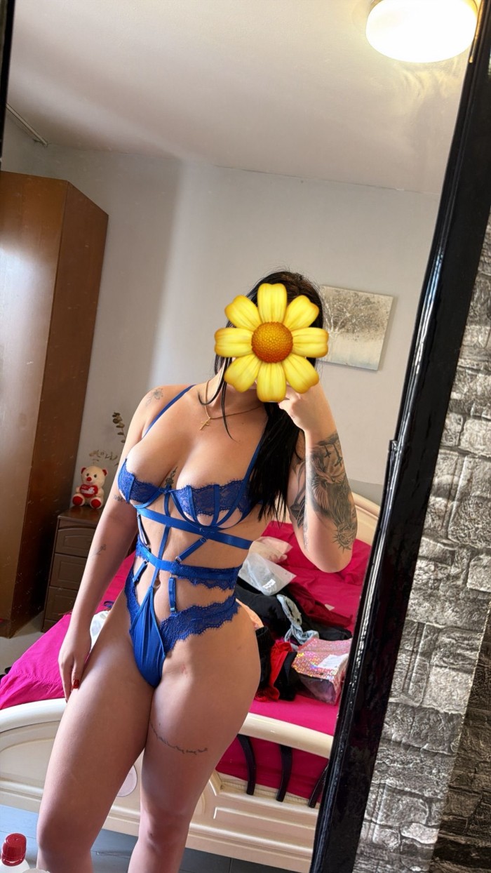 Latina jovencita sensual en Ibiza
