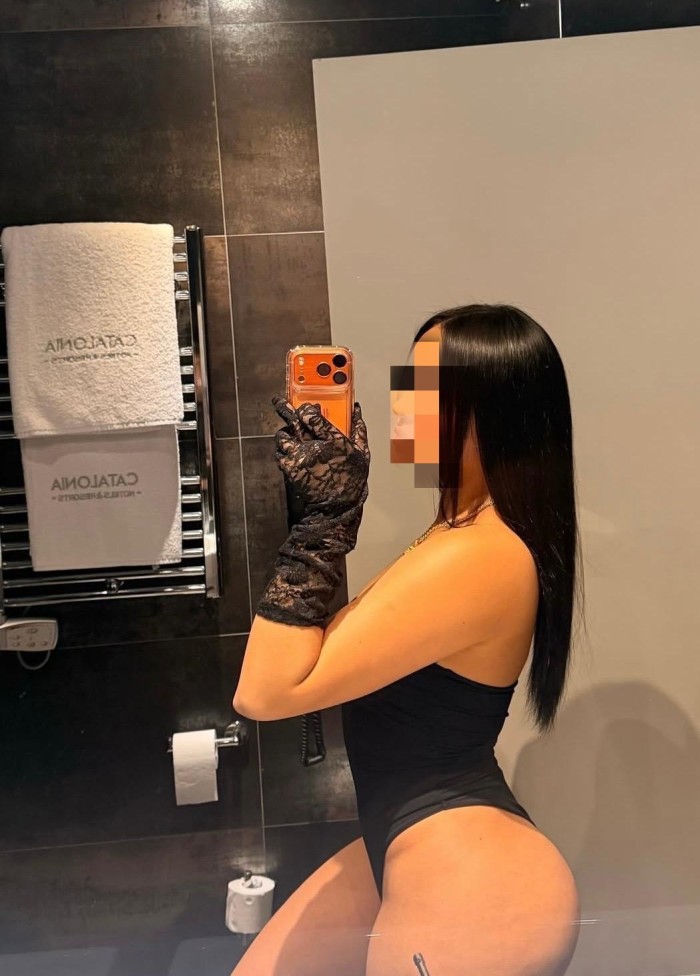 Jovencita complaciiente y adicta al sexo