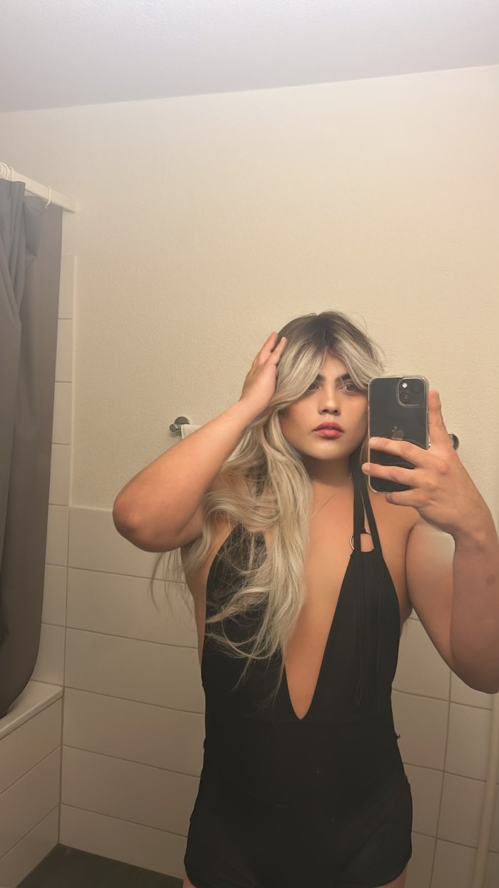 Chica travesti bastante fogosa activa y pasiva
