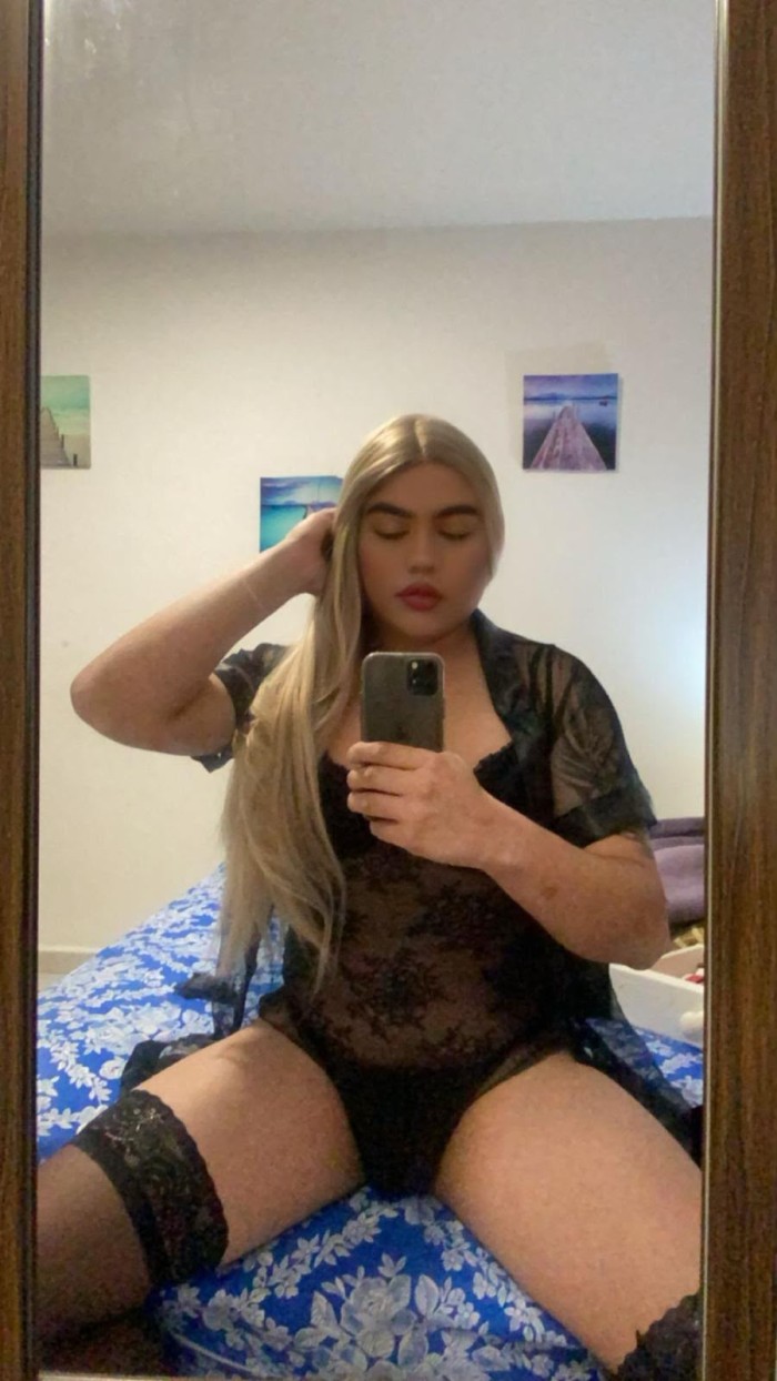 Chica travesti bastante fogosa activa y pasiva