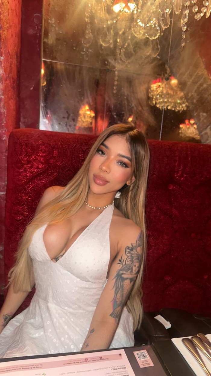 Joven latina de 22 colosal