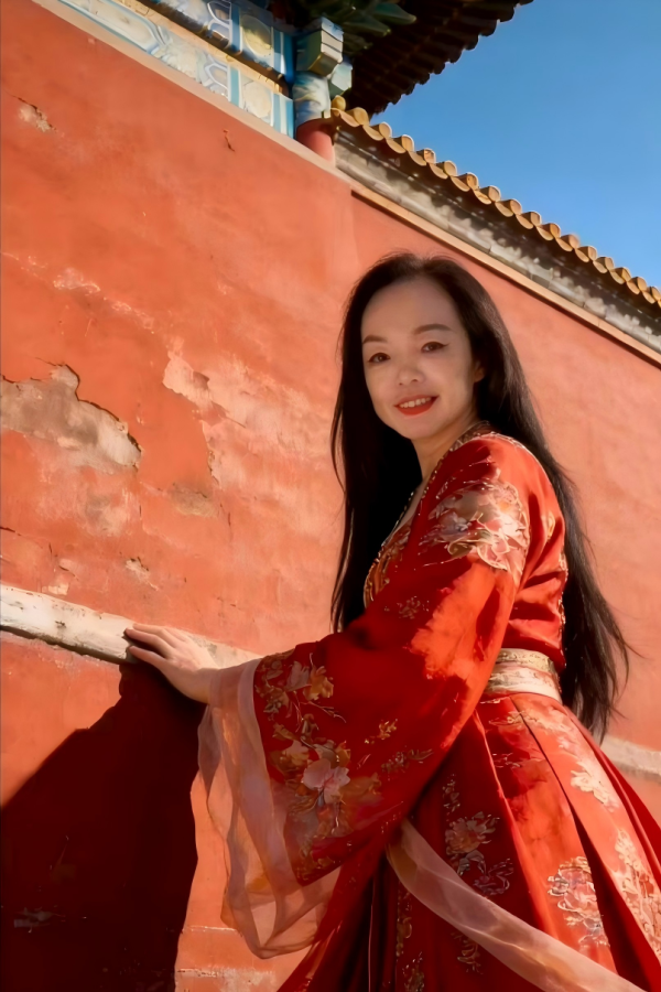 Chica asiática, elegante y muy atenta en Tetuán