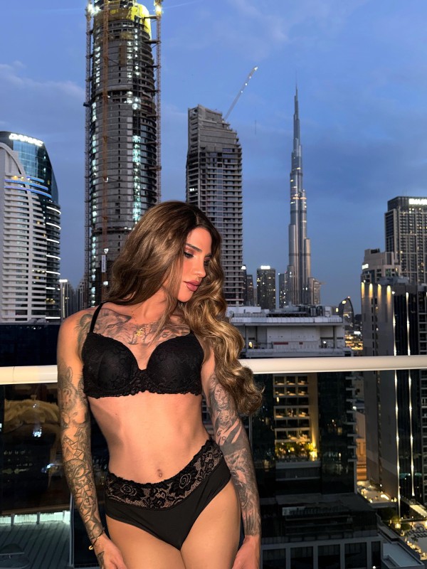 Megan recién llegada a la cuidad XXL LECHERA
