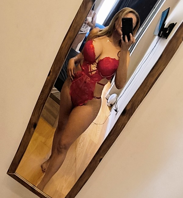 MUJER LATINA ARDIENTE, IMPLICADA Y FIESTERA .