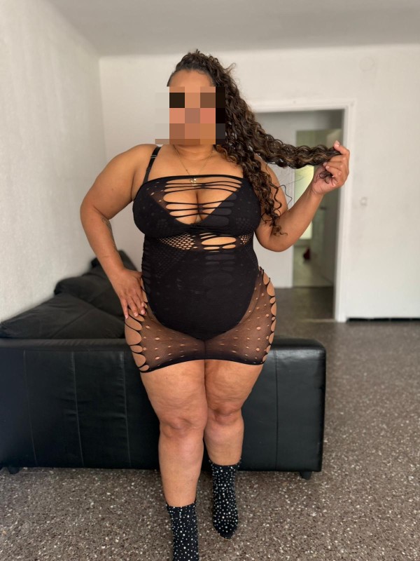 MUJER CURVY CON GANAS DE POLLA EN VIC 24H