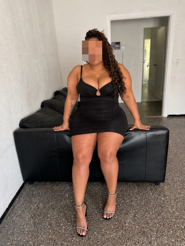 MUJER CURVY CON GANAS DE POLLA EN VIC 24H