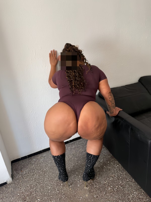 MUJER CURVY CON GANAS DE POLLA EN VIC 24H