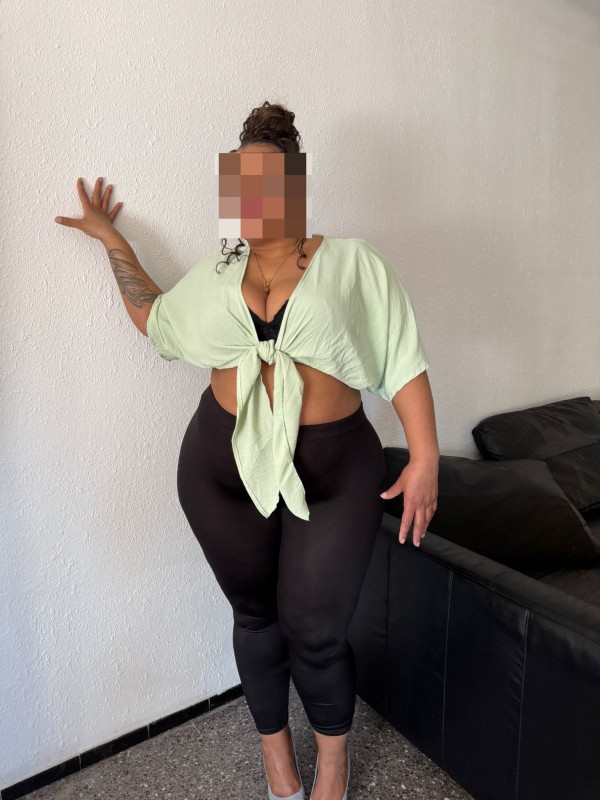 MUJER CURVY CON GANAS DE POLLA EN VIC 24H