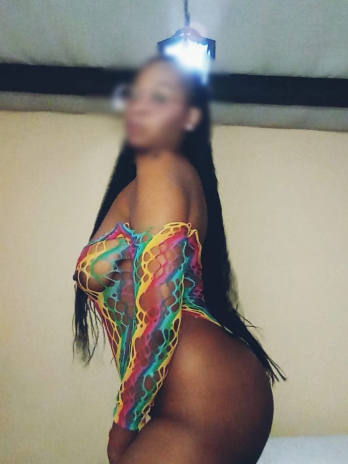 COLOMBIANA MORENA GUAPA FIESTERA E IMPLICADA