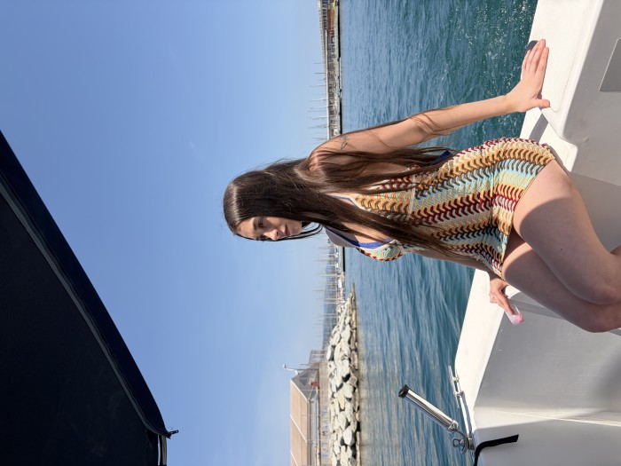 Jovencita española dispuesta a cumplir tu fantasía