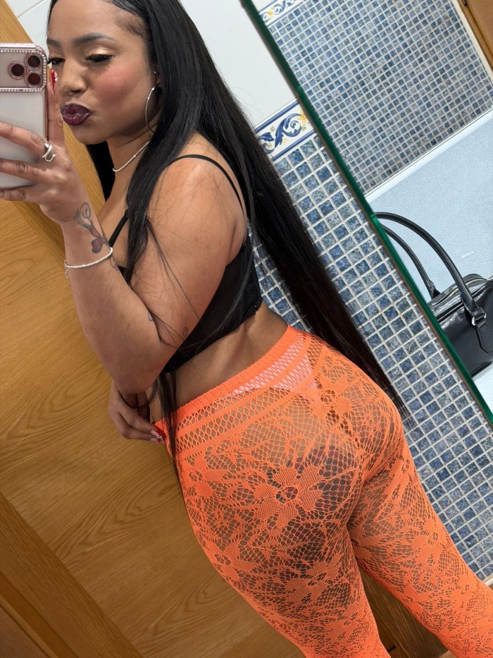 UNA ARDIENTE CHICA CON MUCHO DESEO DE COGER POLLAS