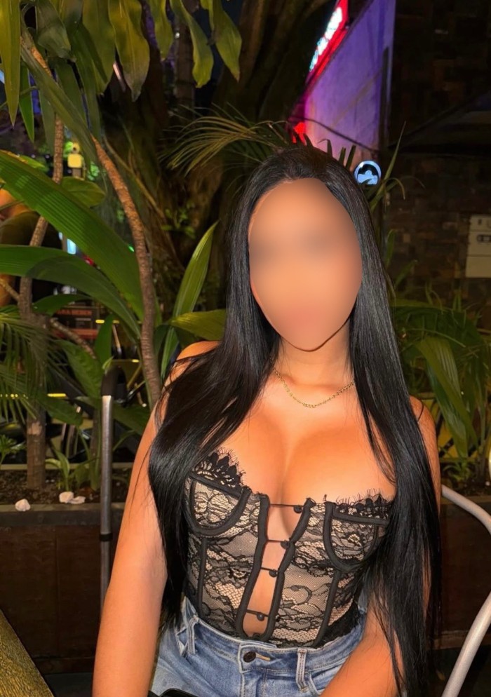 JOVENCITA DELICIOSA FIESTERA EN VECINDARIO BALOS