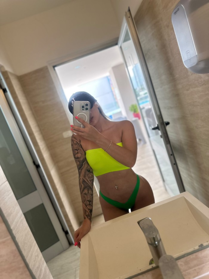 Rubia delgadita guapísima cachonda en Fuengirola