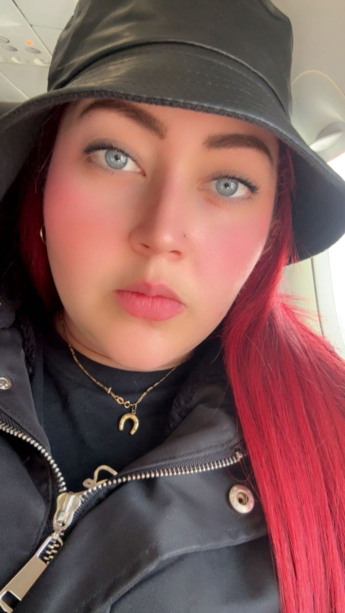 MUJER DELICIOSA FIESTERA A FULL DE OJOS AZULES