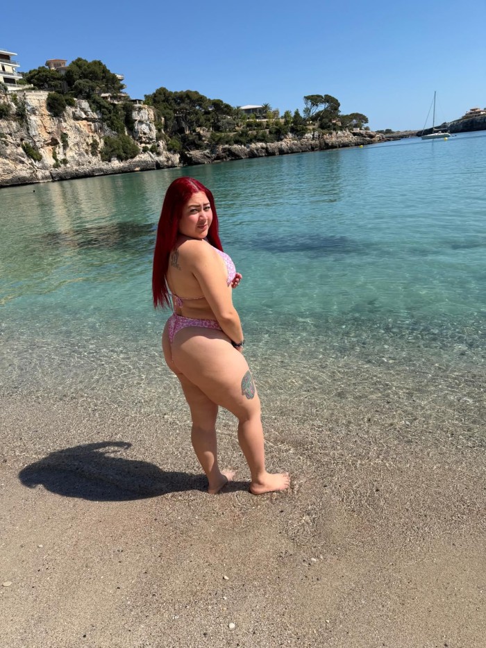 MUJER DELICIOSA FIESTERA A FULL DE OJOS AZULES